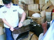 福州一工廠月產(chǎn)6000多假LV包 產(chǎn)品運(yùn)到國外出售(圖)-新聞?lì)l道-手機(jī)